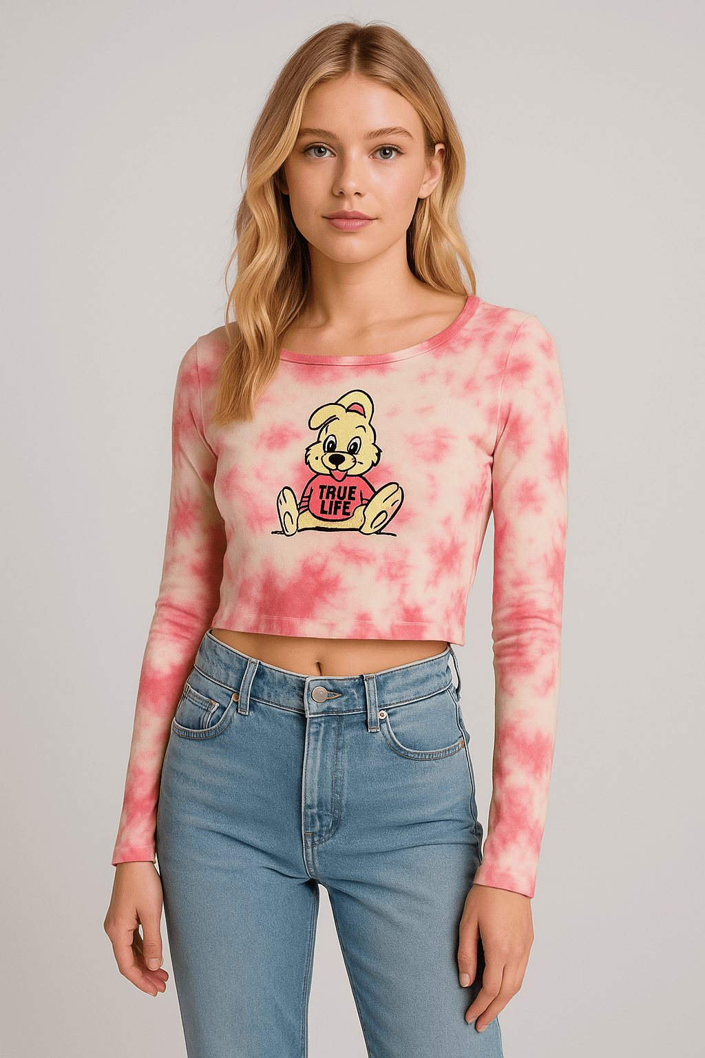 GUESS – Crop top tie-dye z nadrukiem Królika S — wizualizacja AI