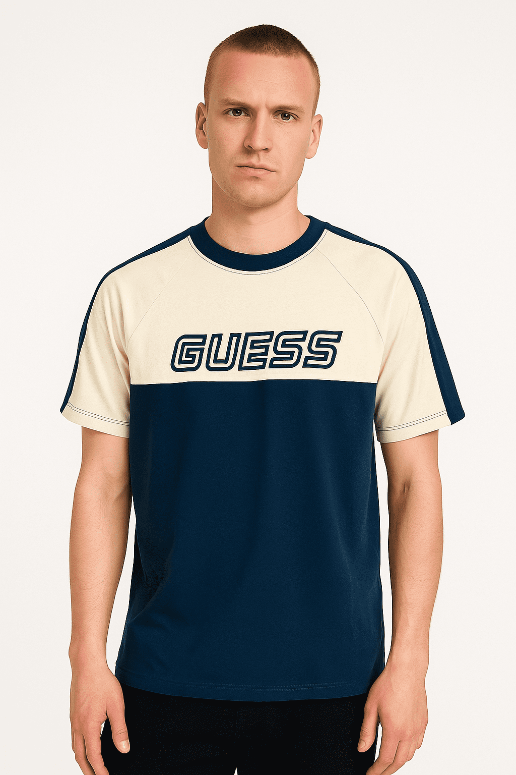 GUESS – Męski t-shirt w stylu college z logo M — wizualizacja AI
