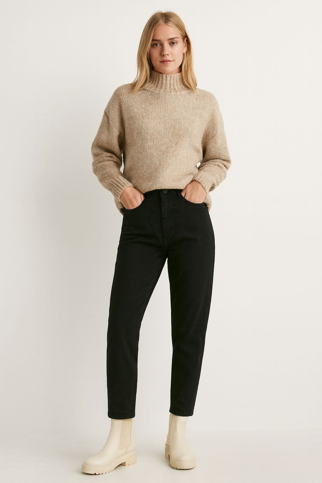 HOUSE – Czarne jeansy carrot fit z wysokim stanem S — wizualizacja AI